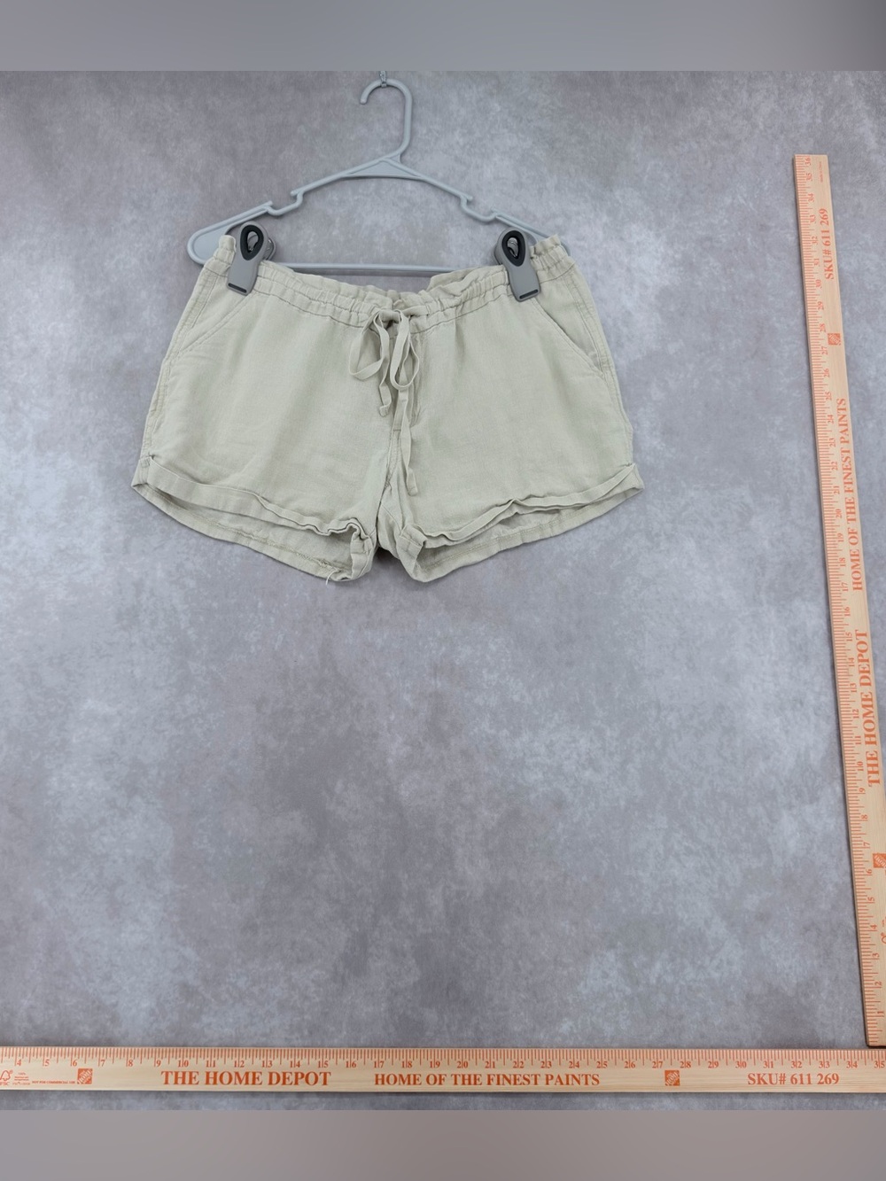 Old navy Women’s Lightweight Drawstring khaki Shorts size 8
